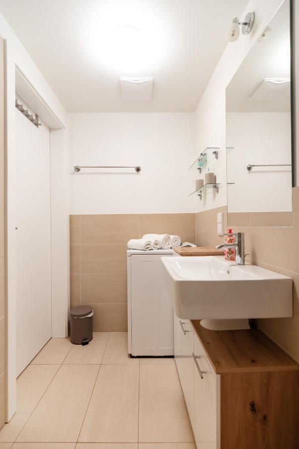 Quiet And Cozy Apartment Next To Mariahilfer Strasse And Naschmarkt With Ac, Minimum 30 Nights Viena Exterior foto